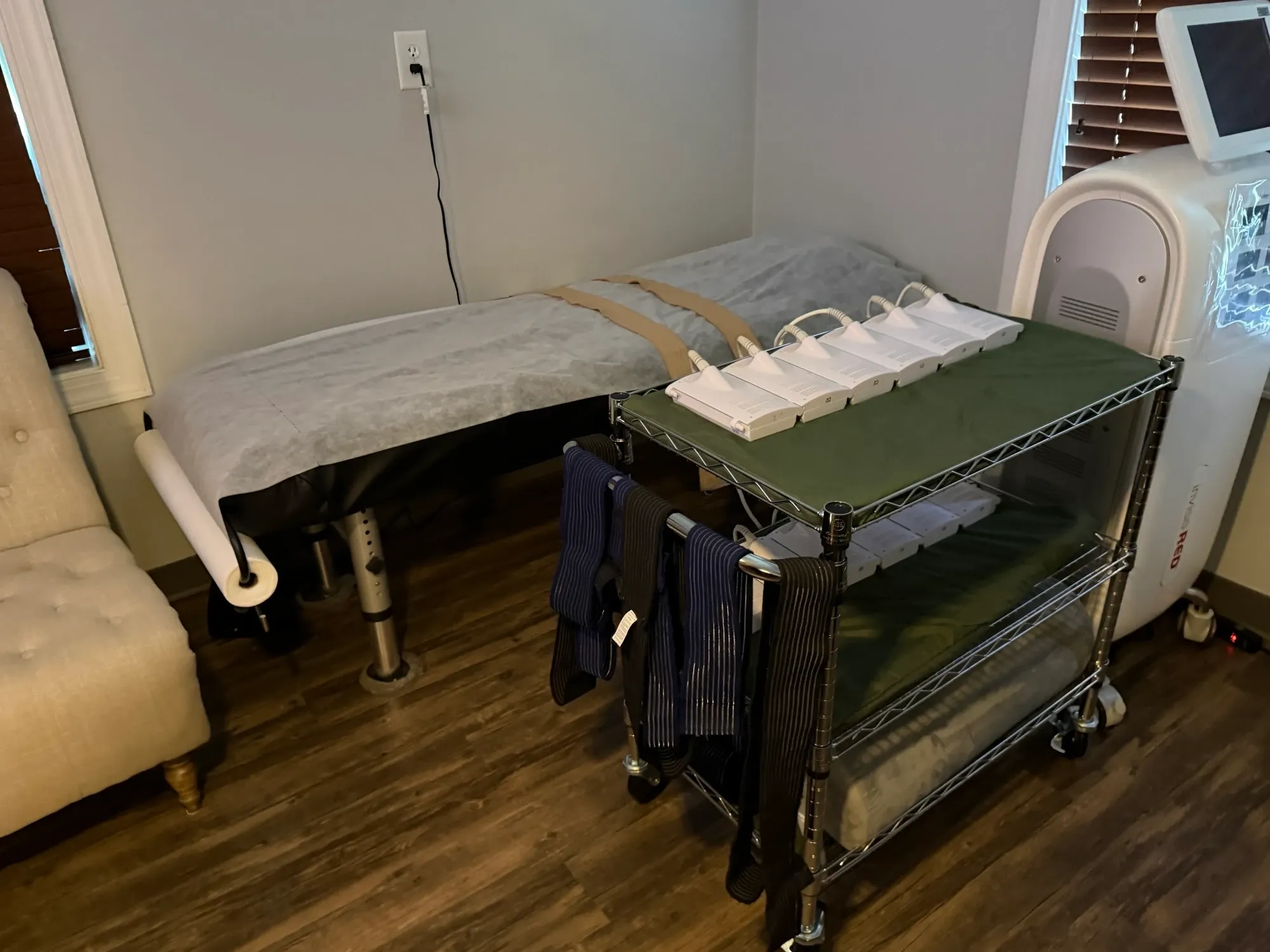 invisa-RED red and infrared applicators positioned over abdominal stretch marks at Aspire Trim Clinic, Charlotte, NC