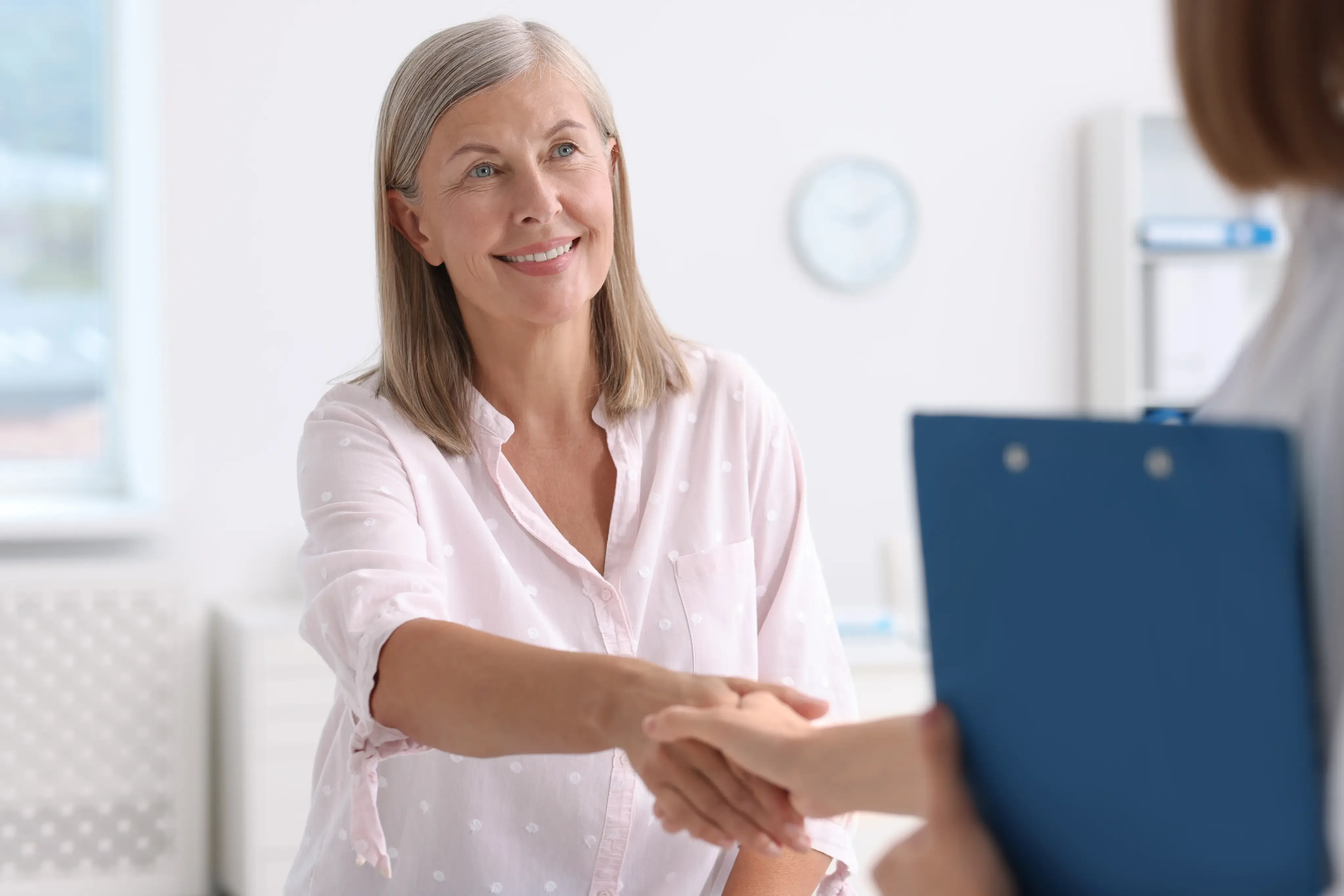 A person deciding between an urgent care clinic and a hospital emergency room in Jacksonville, FL