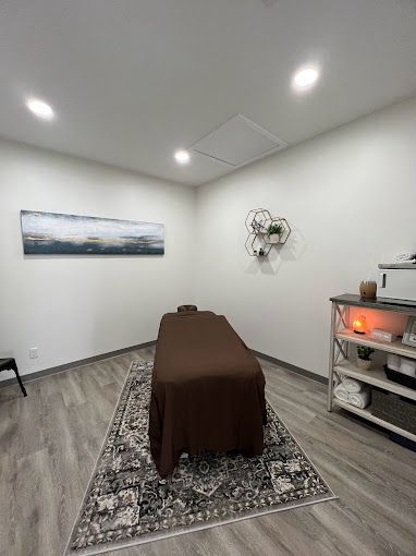 Dr. Tillman consulting with a patient at Roots Chiropractic in Alma, GA
