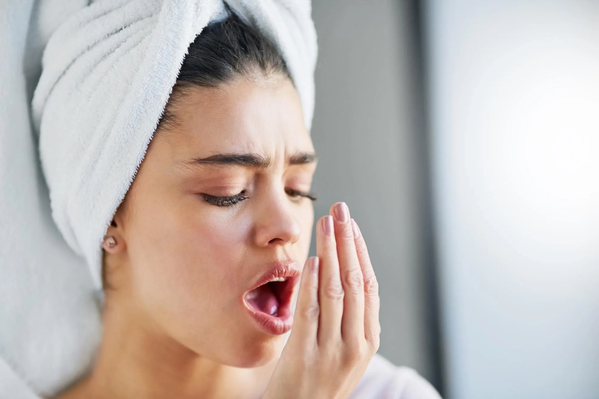 Diagram showing causes of halitosis including gum disease and dry mouth