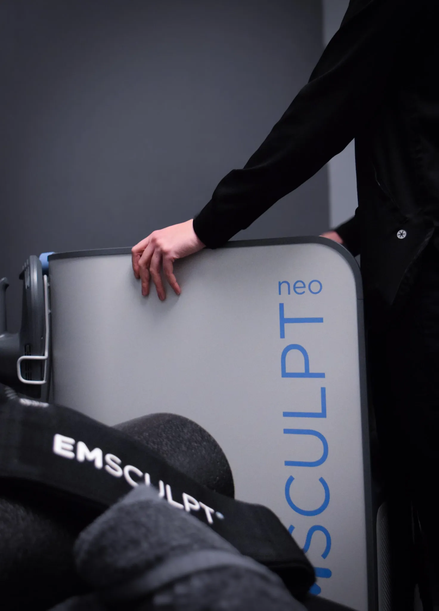 Before and after Emsculpt Neo results showing toned abdomen at Heritage Wellness Crescent Springs