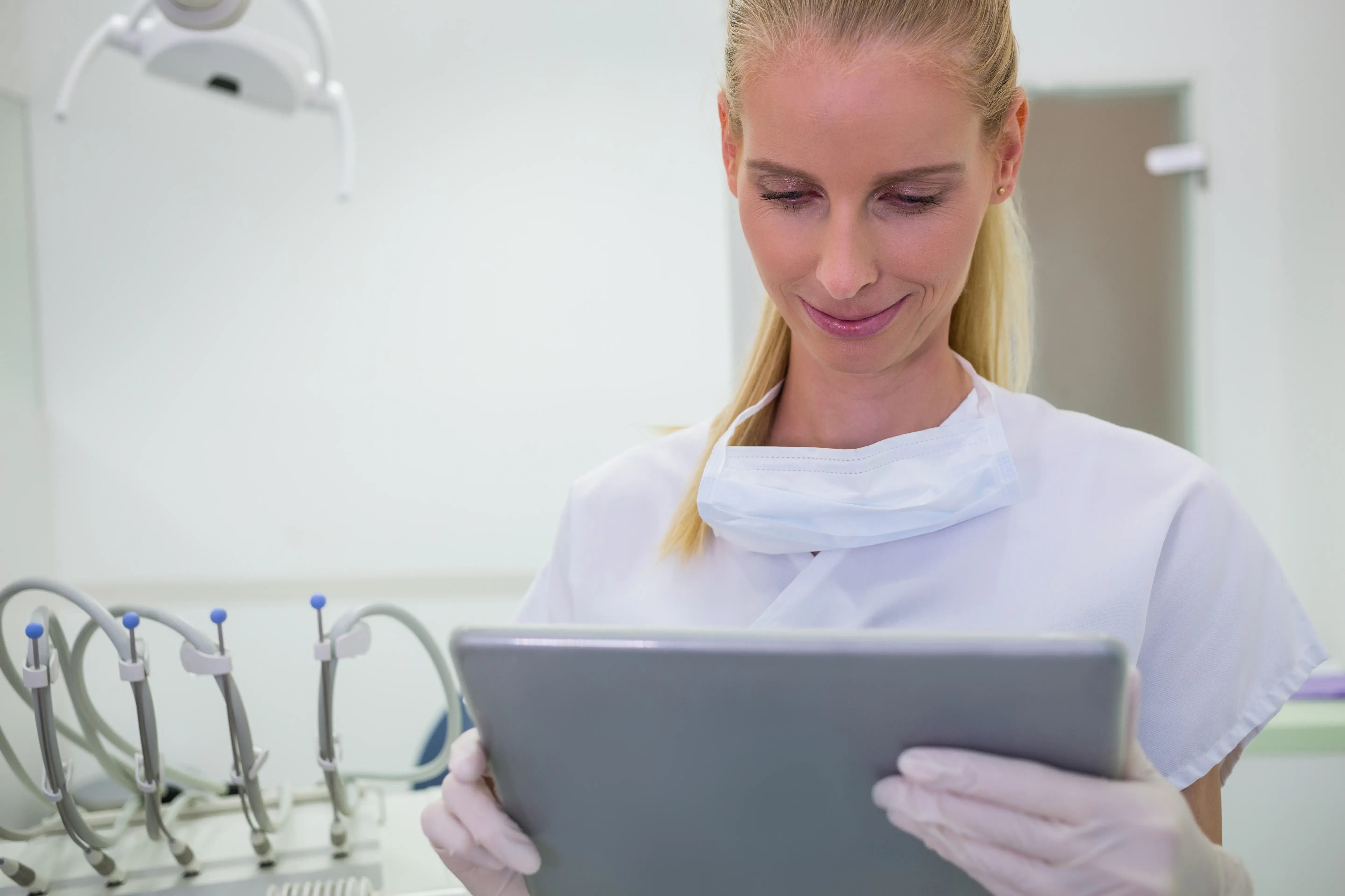 How a Smile Makeover Dentist Personalizes Treatment Plans