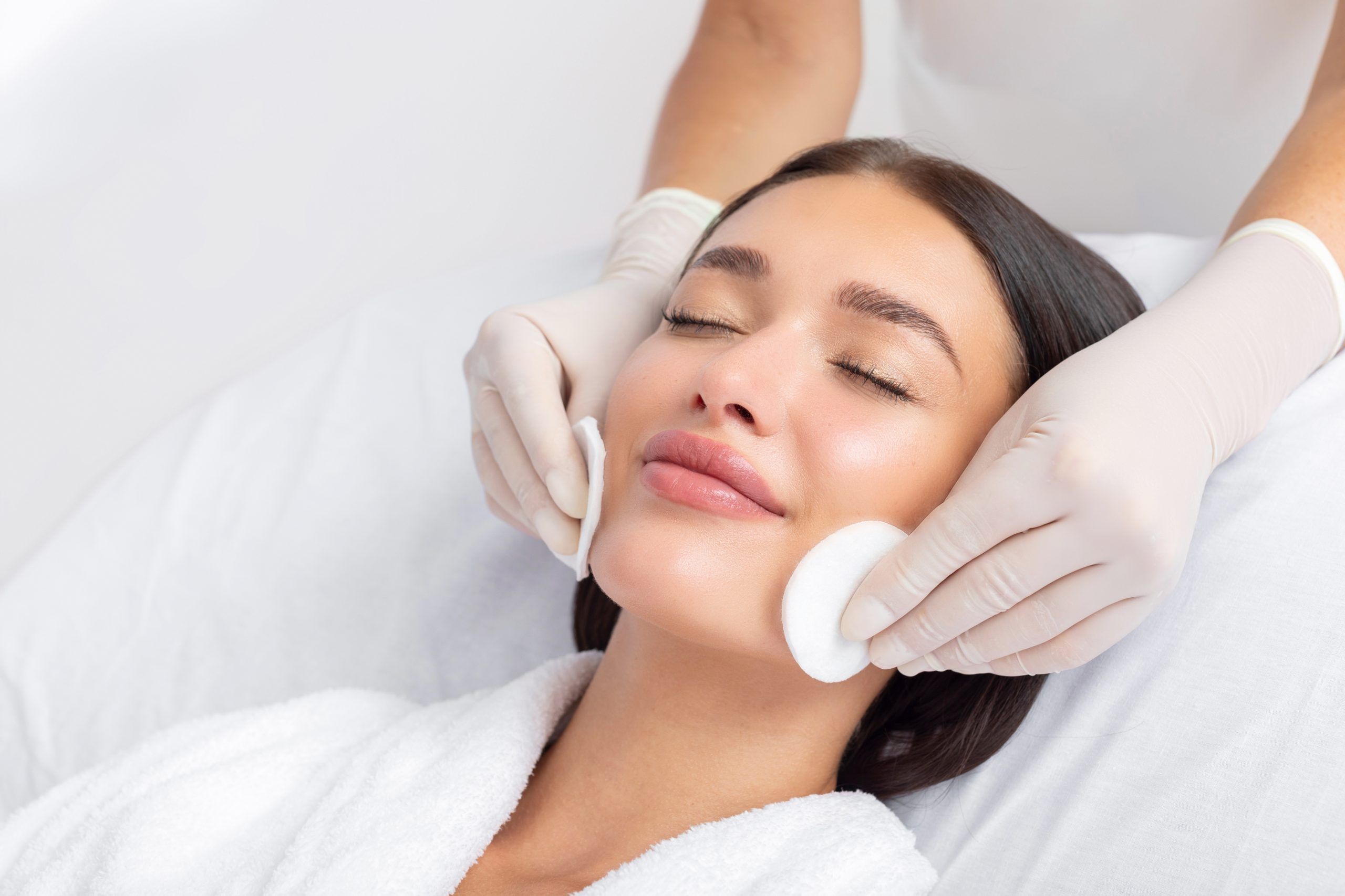 HydraFacial vs. Traditional Facials: Which Treatment is Right for Your Skin?