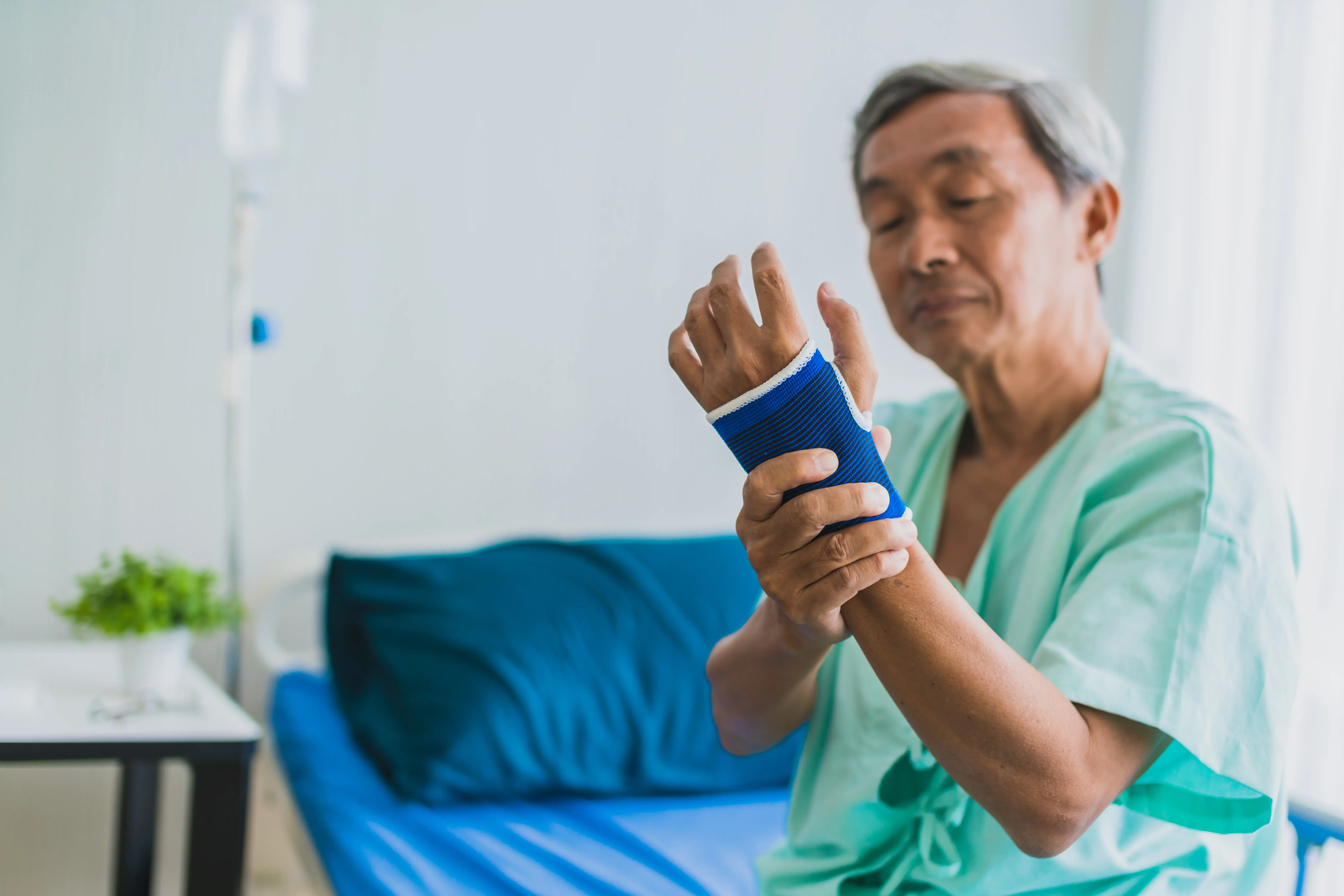 Dr. Leo Chen performing wrist fracture surgery at Emerald Coast Ortho in Fort Walton Beach, FL