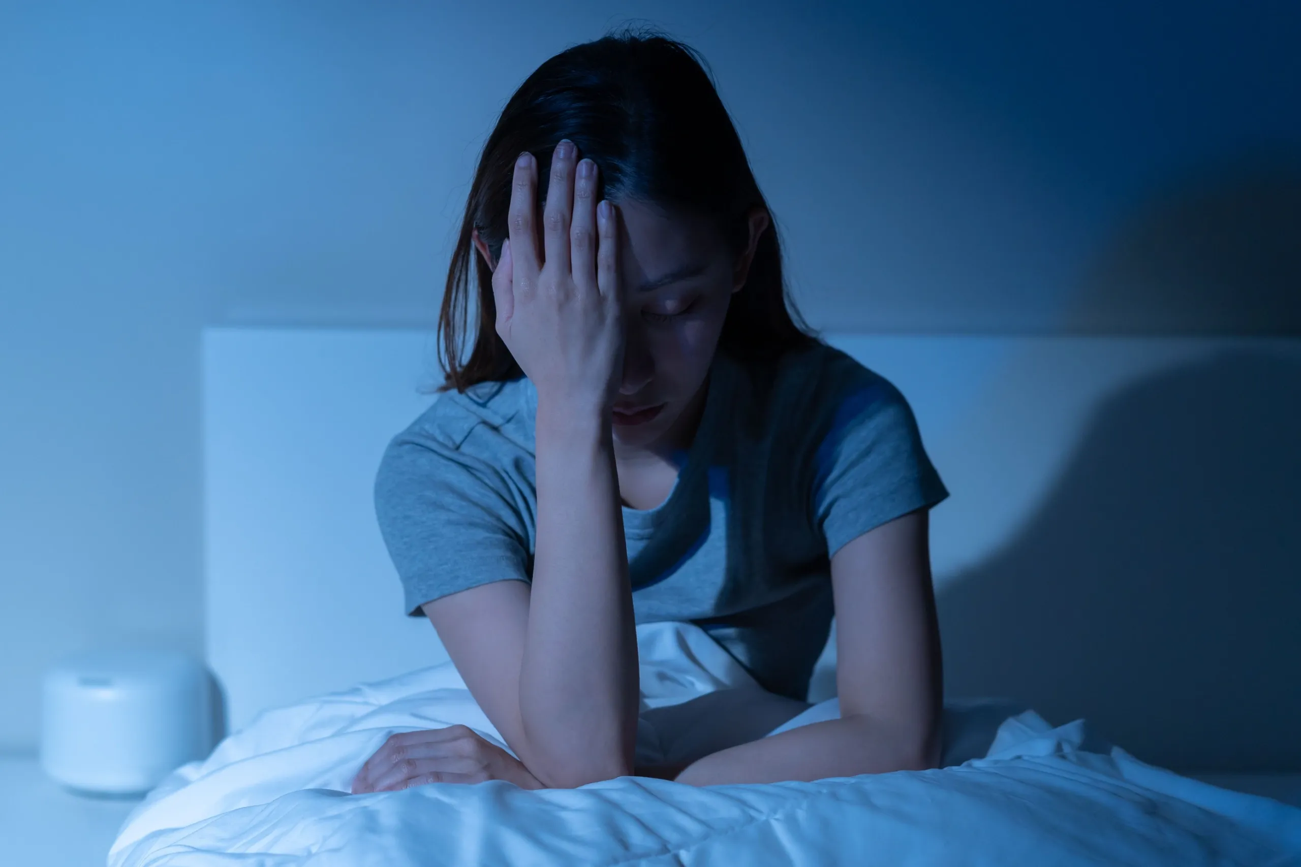 Diagram showing bidirectional relationship between sleep disruption and mental health symptoms