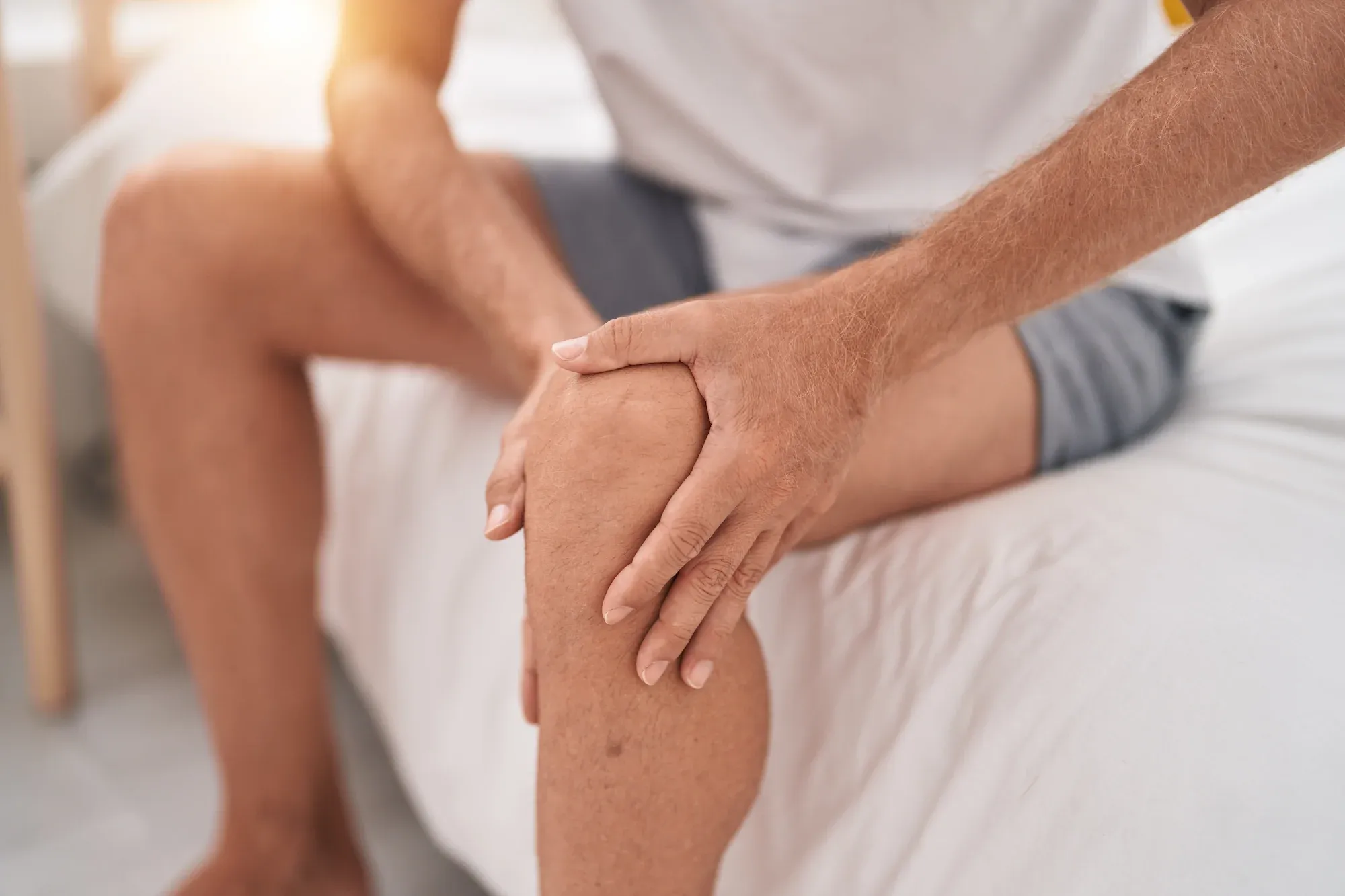 Patient with knee pain consulting a chiropractor at Spine-Ability Apollo Beach